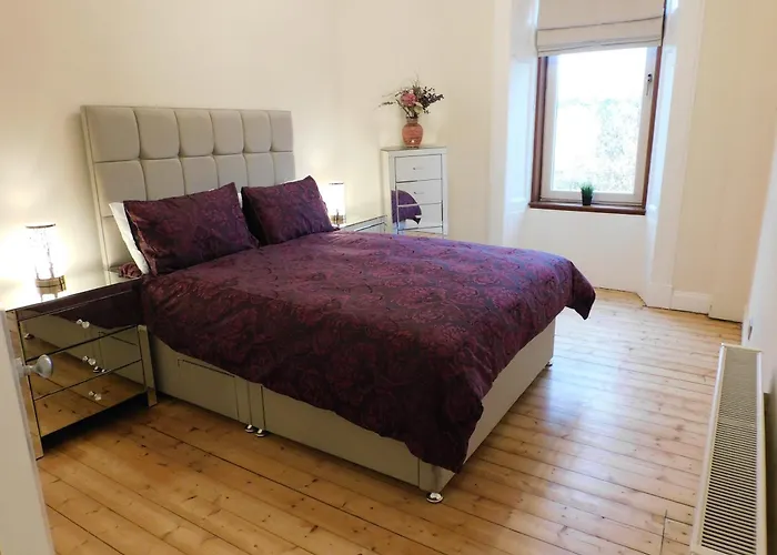 Beautiful & Spacious 2 Bed In West End *
