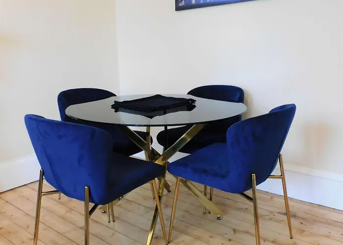 Beautiful & Spacious 2 Bed In West End