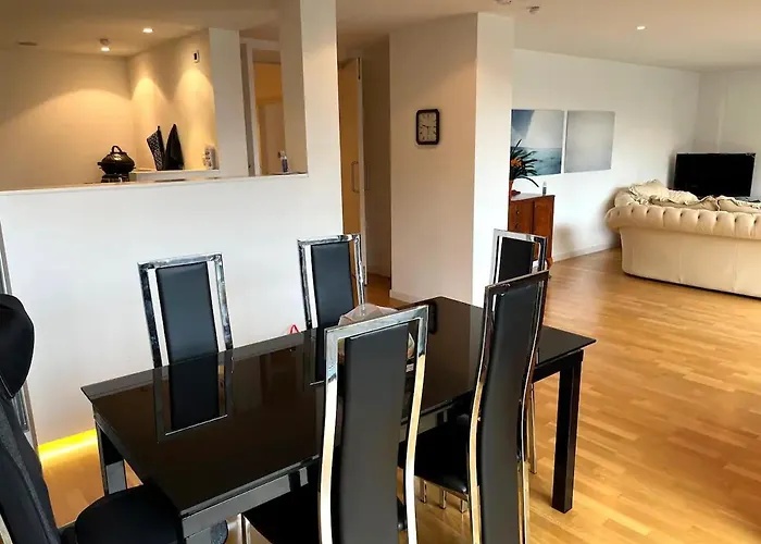 Spacious Queen Bed Centre Penthouse With Balcony - Homeshare - Live In Host Privatunterkunft *