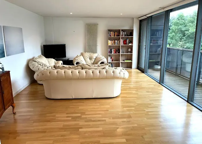 Spacious Queen Bed Centre Penthouse With Balcony - Homeshare - Live In Host 民宿 *