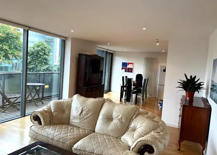 Spacious Queen Bed Centre Penthouse With Balcony - Homeshare - Live In Host *