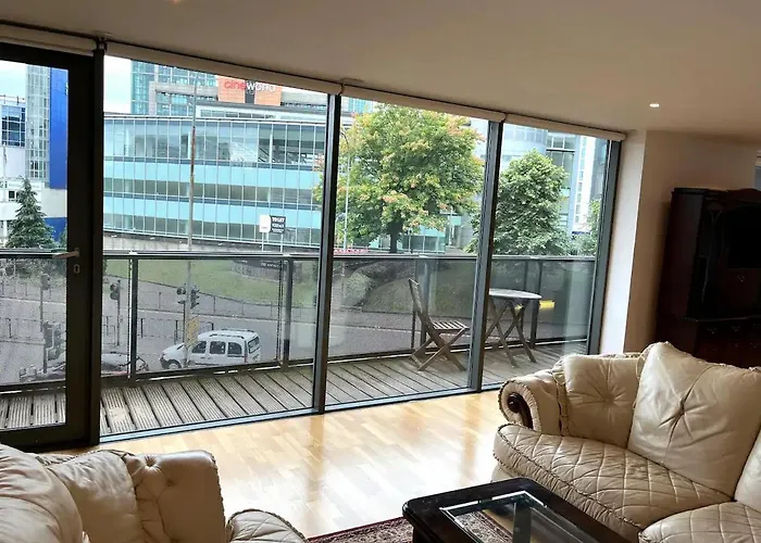 Spacious Queen Bed Centre Penthouse With Balcony - Homeshare - Live In Host Glasgow