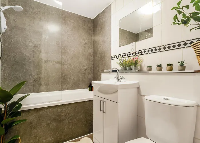 Spacious 2-bedroom Main Door With Private Parking Γλασκώβη