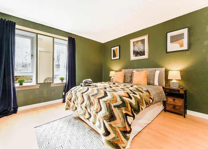 Spacious 2-bedroom Main Door With Private Parking Γλασκώβη