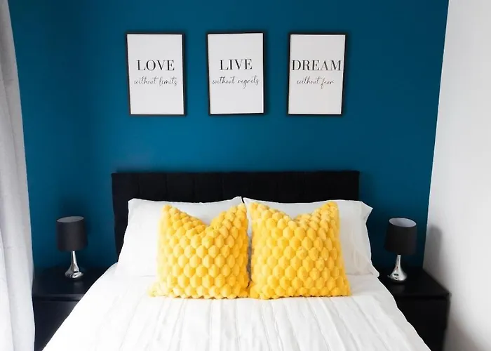 Stylish House With Private Parking