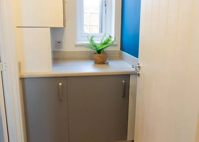 Stylish House With Private Parking *