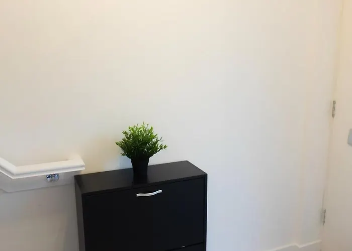 Stylish House With Private Parking *