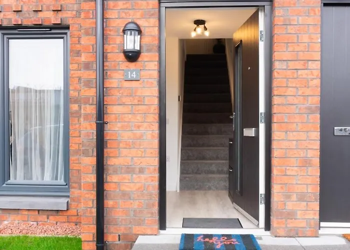 Stylish House With Private Parking