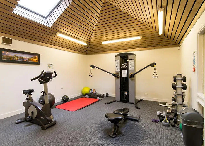 Glynhill & Near Airport 4*