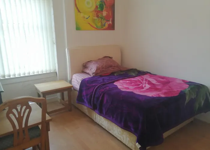 Comfortable With Work Desks In Cheerful City *