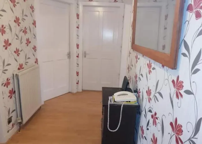 Homestay Comfortable With Work Desks In Cheerful City Glasgow