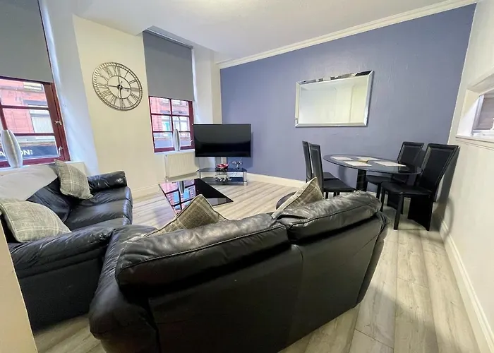 Recently Refurbished Two Bedroom Apartment, Location! * גלאזגו