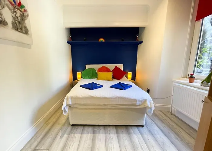 Recently Refurbished Two Bedroom Apartment, Location! * גלאזגו