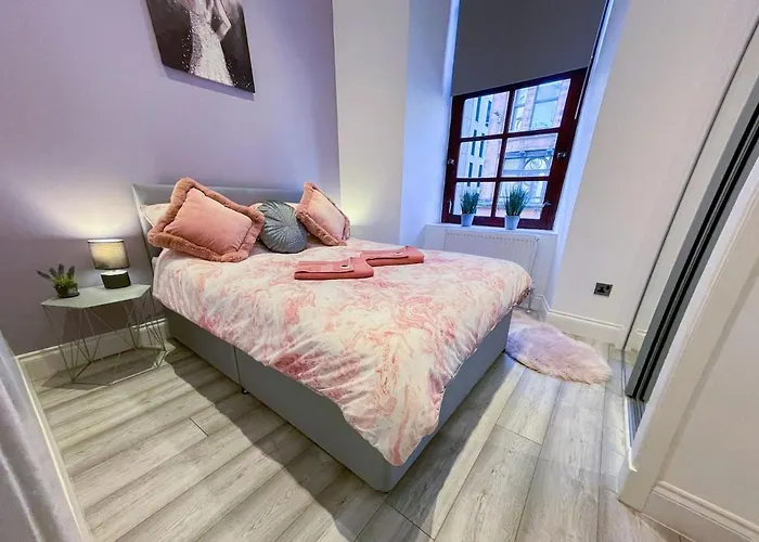 Recently Refurbished Two Bedroom Apartment, Location! Apartment