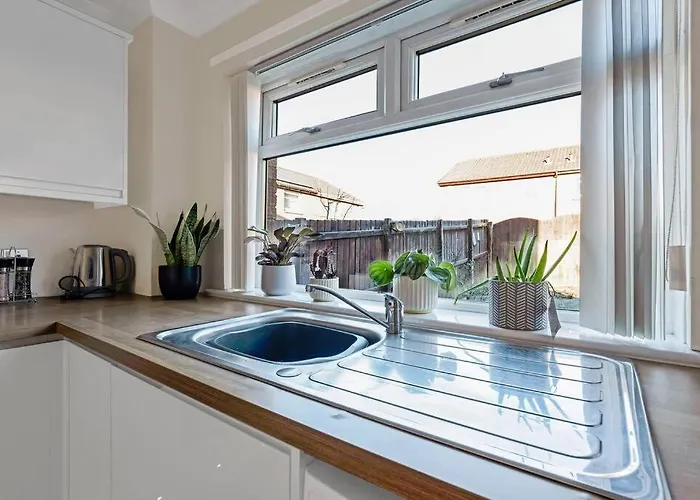 Stylish 2-bed House Private Driveway Glasgow