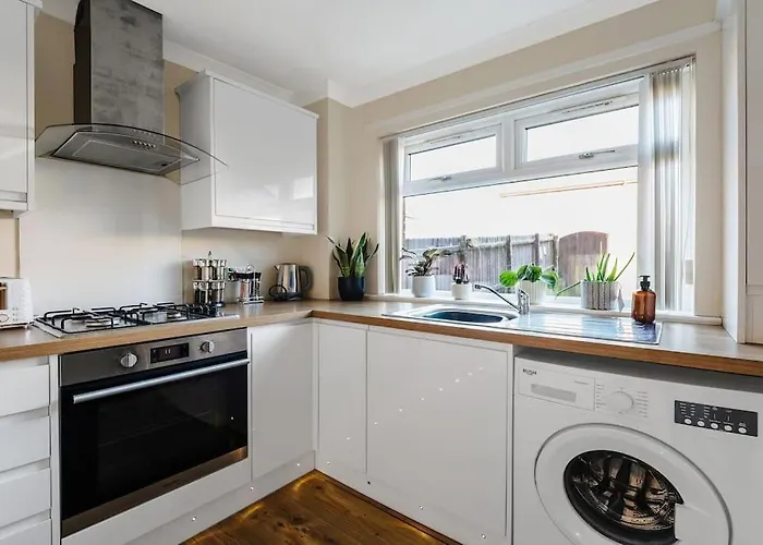 Stylish 2-bed House Private Driveway Glasgow