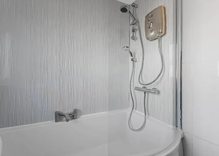 Stylish 2-bed House Private Driveway *