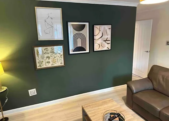 Stylish 2-bed House Private Driveway * Glasgow