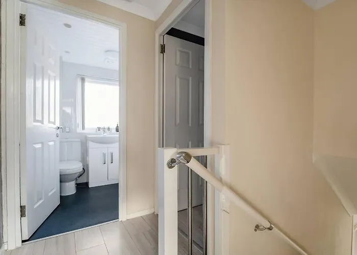 Stylish 2-bed House Private Driveway *