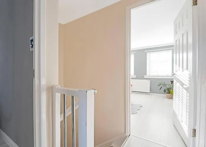 Stylish 2-bed House Private Driveway Appartement Glasgow