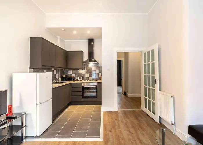 Stunning Ground Floor Flat In Southside.