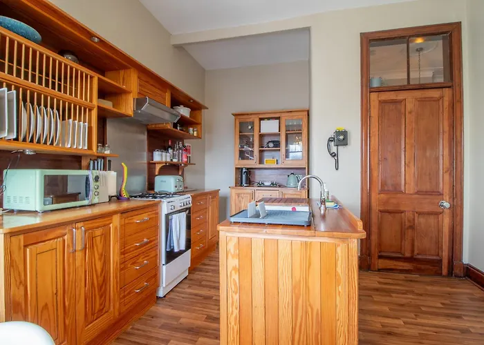 Beautiful, Traditional 2 Bed Flat W Free Parking - Pass The Keys