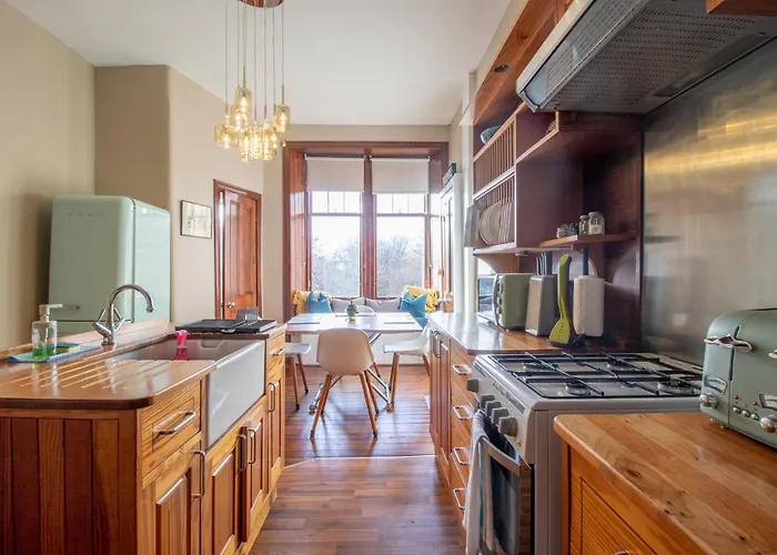 Beautiful, Traditional 2 Bed Flat W Free Parking - Pass The Keys * Glasgow