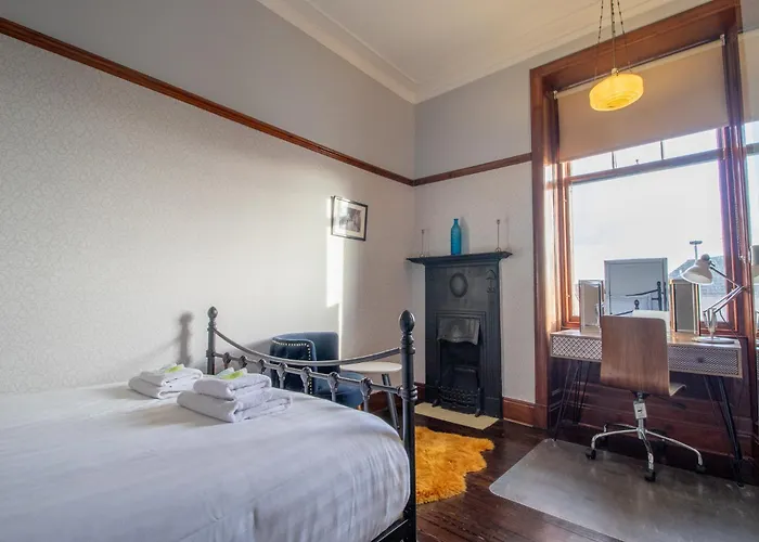 Beautiful, Traditional 2 Bed Flat W Free Parking - Pass The Keys