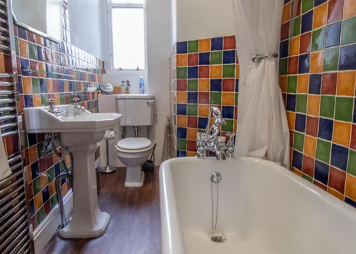 Beautiful, Traditional 2 Bed Flat W Free Parking - Pass The Keys *