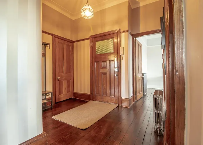 Beautiful, Traditional 2 Bed Flat W Free Parking - Pass The Keys Appartamento Glasgow