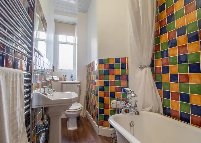 Beautiful, Traditional 2 Bed Flat W Free Parking - Pass The Keys *