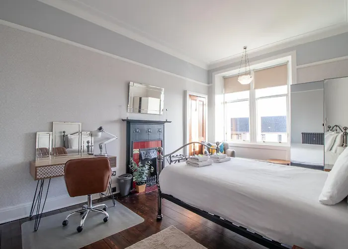 Beautiful, Traditional 2 Bed Flat W Free Parking - Pass The Keys * グラスゴー