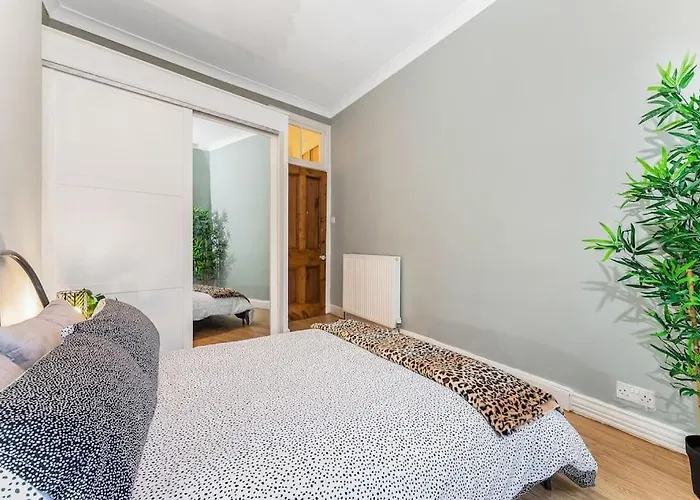 Traditional 1-bed Flat In Southside *