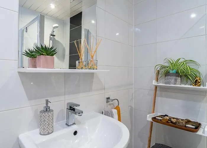 Stylish Pad With Free Private Parking Apartment Glasgow