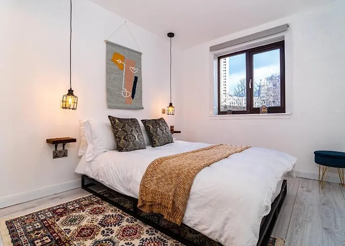 Stylish Pad With Free Private Parking Apartment *