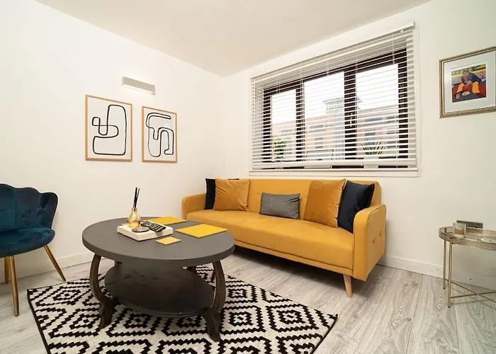 Stylish Pad With Free Private Parking