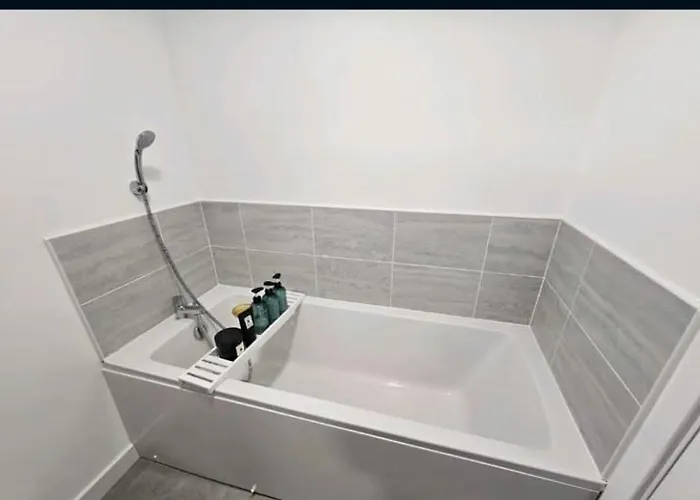 Darnley Southside In A Private 61 Leggastston Road * Glasgow