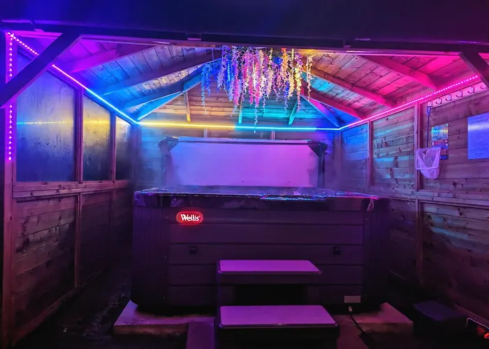 Casa vacanze Finn Village Raspberry Private Garden, 6-seater Hot Tub, Firepit&pizza Stove *