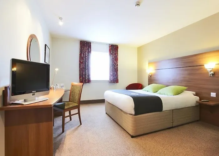 Premier Braehead Hotel 3*