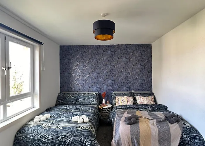 Modern Style , Separate Entrance 格拉斯哥