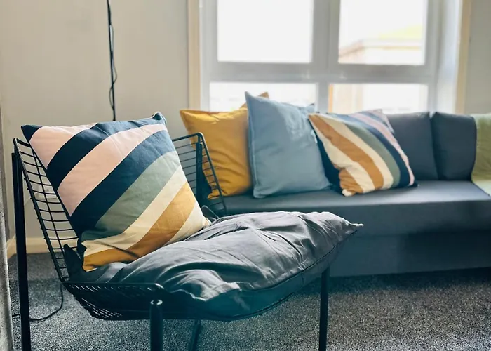 Modern Style , Separate Entrance Apartament Glasgow