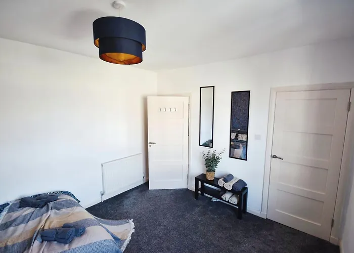 Modern Style , Separate Entrance * Γλασκώβη