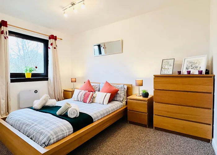 Apartment Beautiful & Spacious 2-bed Flat In Centre With Free Parking