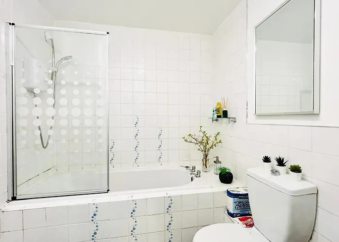 Beautiful & Spacious 2-bed Flat In Centre With Free Parking 公寓