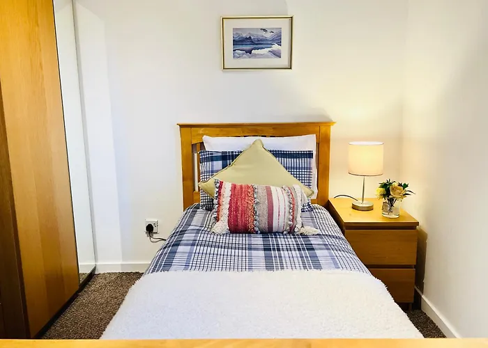 Beautiful & Spacious 2-bed Flat In Centre With Free Parking Apartment *