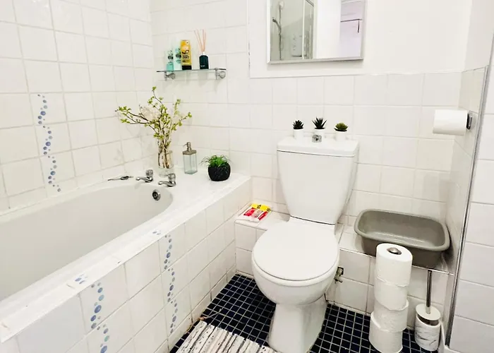 Beautiful & Spacious 2-bed Flat In Centre With Free Parking Lägenhet