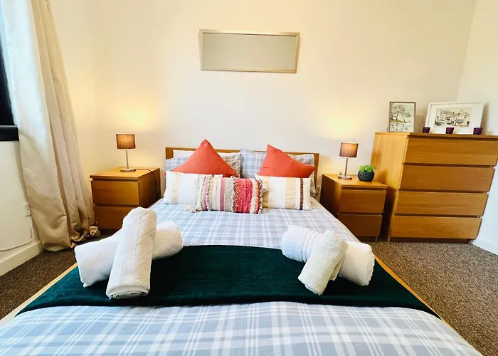 Beautiful & Spacious 2-bed Flat In Centre With Free Parking Lägenhet