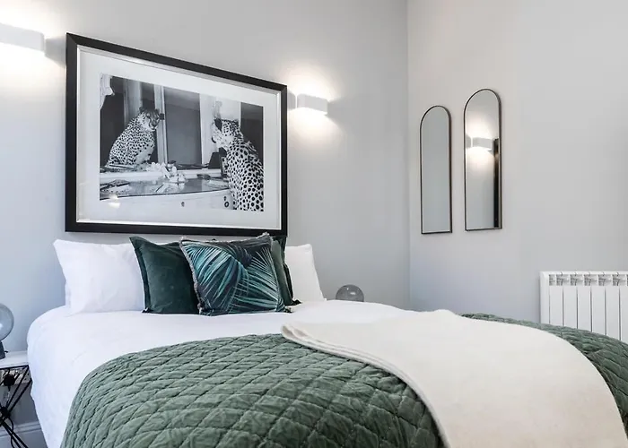 Beautiful 4 Bed Flat In Perfect Location * Glasgow