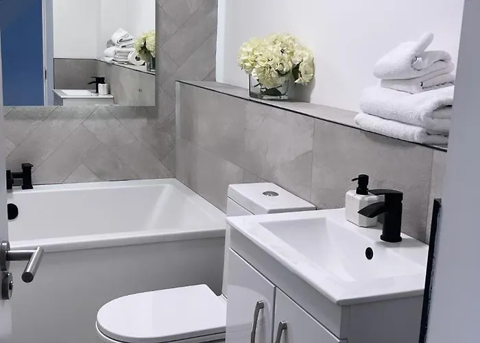 3 Bedroom House Near Centre Sleeps 7 *