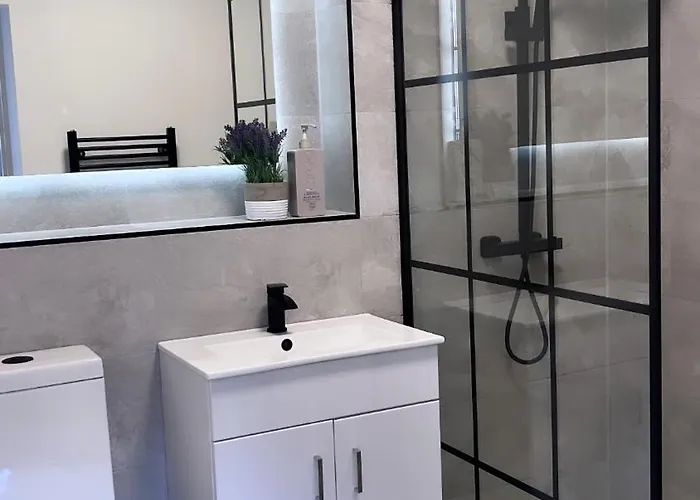 Апартаменты 3 Bedroom House Near Centre Sleeps 7